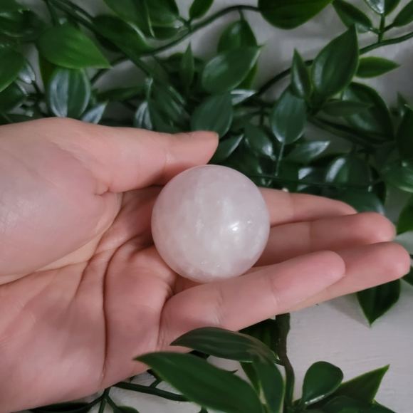 Rose Quartz sphere - Picture 4 of 6